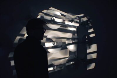 Künstler Friedrich Biedermann- Spacelens02- 2011 Installation Marcus Izmir- Ansicht mit Künstler